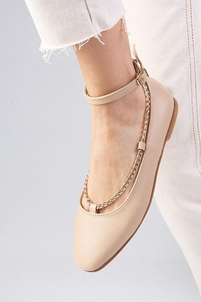 Mio Gusto Nudefarbene Ballerinas für Damen mit Ketten-Accessoires