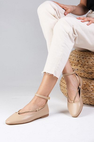 Mio Gusto Nudefarbene Ballerinas für Damen mit Ketten-Accessoires