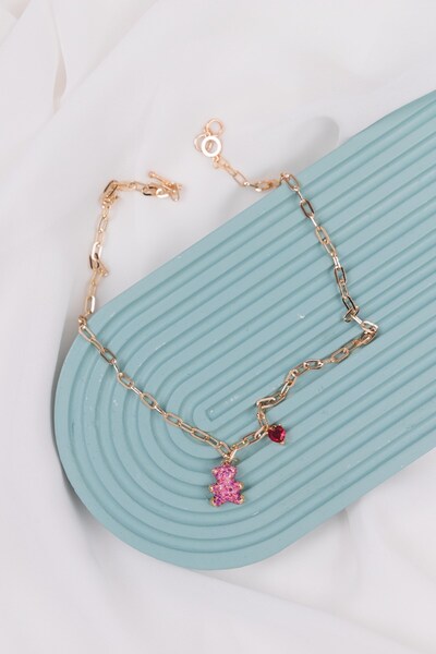 Sacha Accessories قلادة ذهبية بسلسلة بيضاوية على شكل دمية دب وقلب