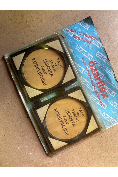 Üçel ETİKETÇİLERE ÖZEL ARAÇ İÇİ YAPIŞKANLI TRAFİK PULU KORUYUCUSU