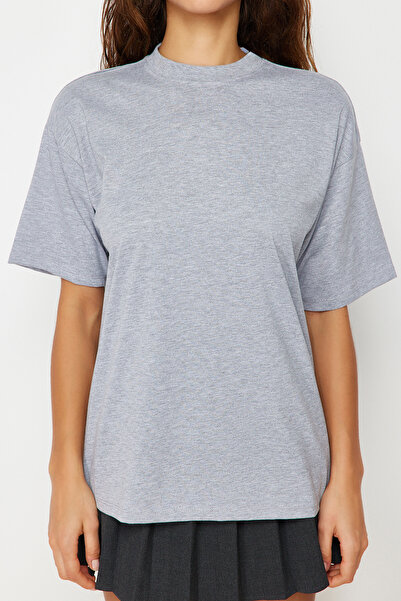 Trendyol Collection Γκρι μελανζέ Premium Πλεκτό μπλουζάκι από χοντρό βαμβάκι Oversize/Φαρδύ κομμένο με λαιμόκοψη TWOSS23TS00040