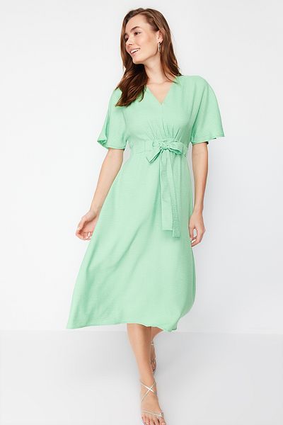 Trendyol Collection Grünes A-Linien-Midikleid aus Webstoff mit V-Ausschnitt und Krawattendetail TWOSS23EL01543