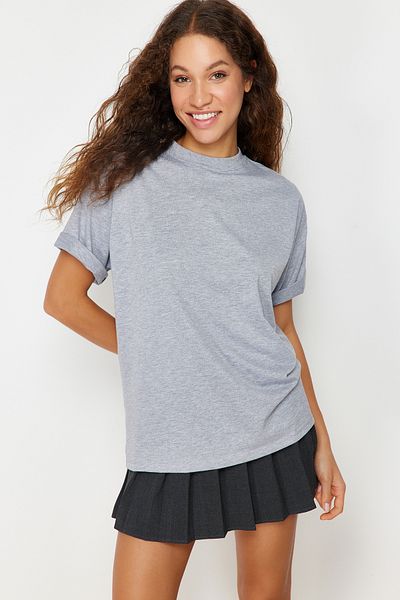 Trendyol Collection Grau meliertes Premium-Strick-T-Shirt in Übergröße/weiter Passform mit Rundhalsausschnitt TWOSS23TS00040