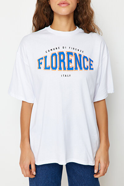 Trendyol Collection Biała, 100% bawełniana koszulka z okrągłym dekoltem i nadrukiem, oversize/szeroki krój, dzianinowa koszulka TWOSS22TS0994