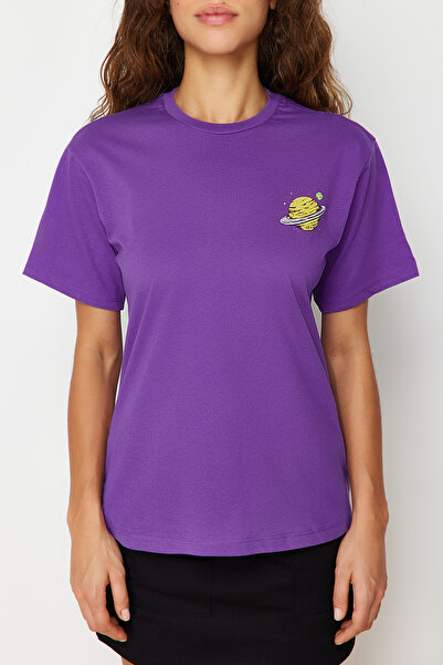 Trendyol Collection Tričko Galaxy Printed Purple Boyfriend Fit – 100% bavlna, výstřih TWOSS23TS00257