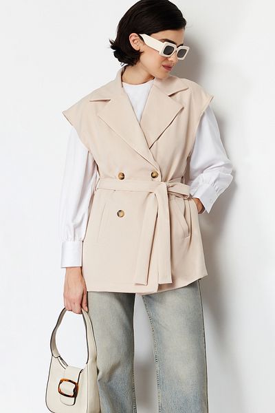 Trendyol Modest Beigefarbene, gewebte Weste mit Gürtel TCTSS24YL00004