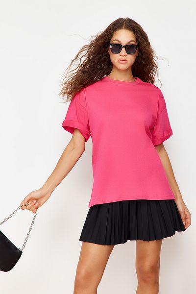 Trendyol Collection Fuchsiafarbenes Premium-Strick-T-Shirt aus 100 % Baumwolle in Übergröße/weiter Passform mit Rundhalsausschnitt TWOSS23TS00040