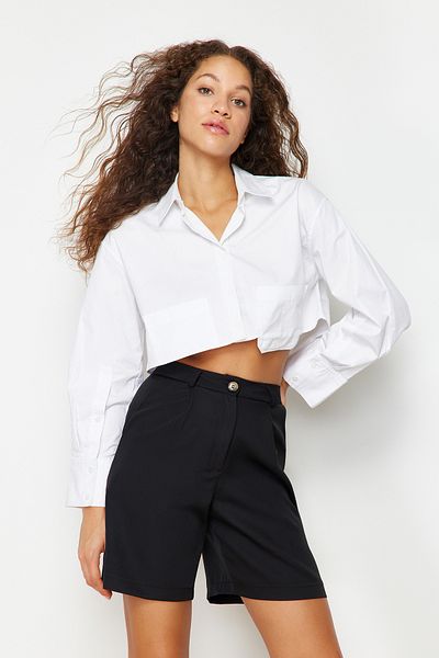 Trendyol Collection Schwarze, gewebte Shorts mit normaler Passform und Taschen TWOSS19WX0108