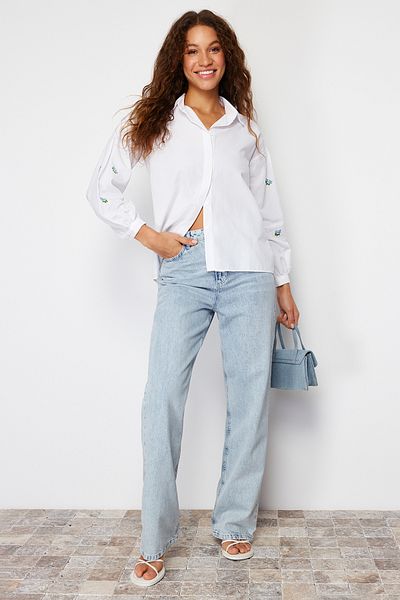 Trendyol Collection Baumwollhemd in Ecru, Stickereidetail, Regular Fit, TWOAW23GO00081