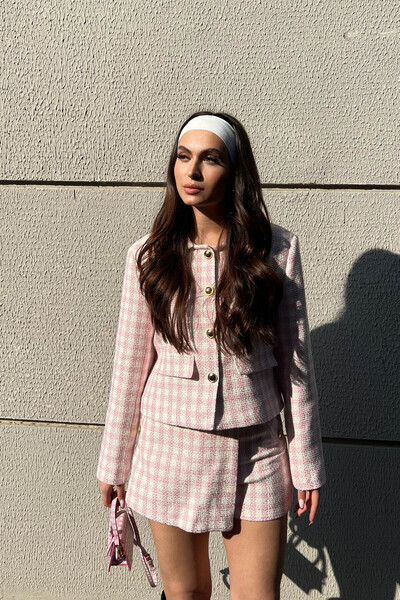 Seda Yalçın Atelier Fusta scurtă din tweed cu nasturi roz