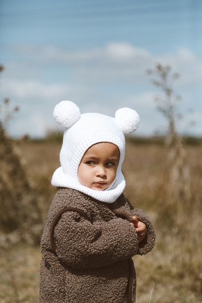 DERY BABY طقم قبعة وطوق للرقبة من Pompom باللون الأبيض