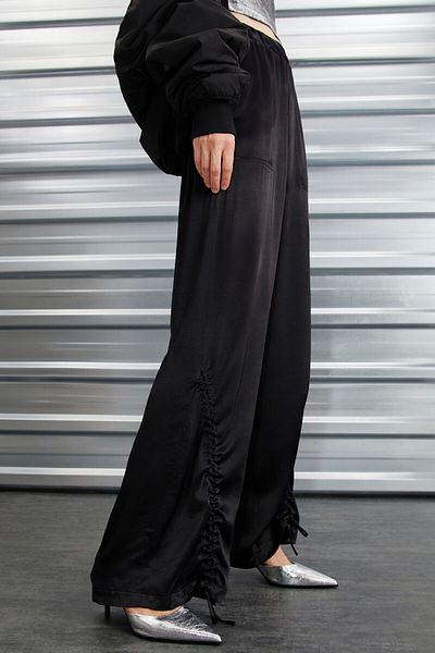 GRIMELANGE Schwarze Damenhose mit weitem Bein und Bindedetail von Patsy in Satin-Optik