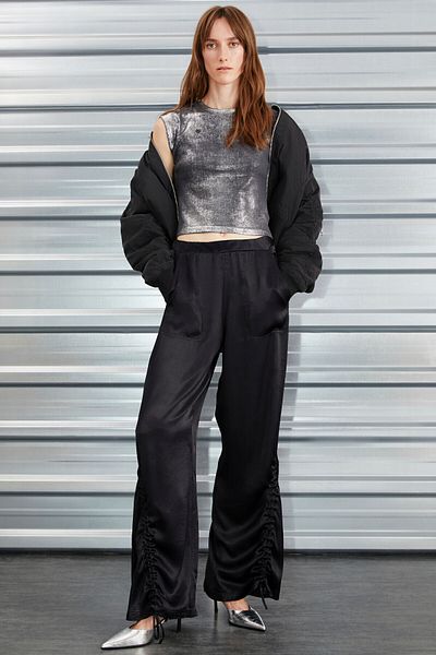 GRIMELANGE Schwarze Damenhose mit weitem Bein und Bindedetail von Patsy in Satin-Optik