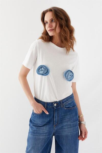 Gül Detaylı T-Shirt Beyaz
