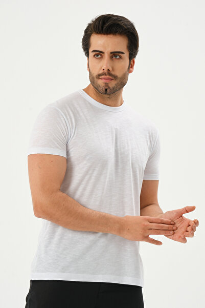 simple Qloth Erkek Beyaz Qsimple Göbek Gizler Omuz Ve Kol Kaslarını Gösterir ...