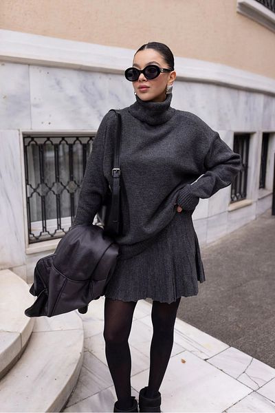 Laluvia Anthrazitfarbenes Strickset mit Faltenrock und Rollkragenpullover