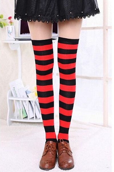 Design Socks Дамски чорапи над коляното в черно и червено на райета - памучни чорапи с шарка