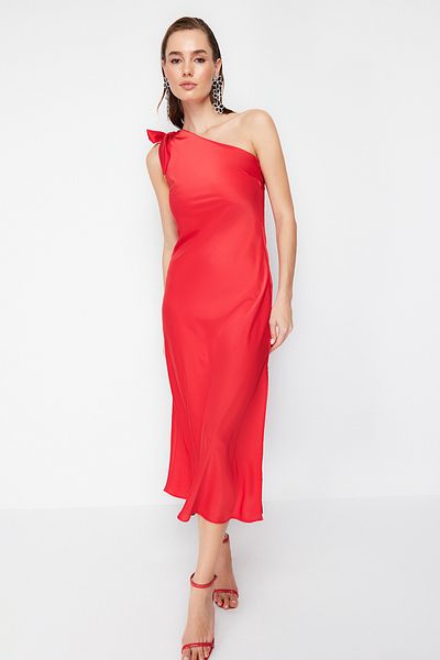 Trendyol Collection Elegantes rotes Abendkleid aus Satingewebe – TPRSS24EL00092 mit Ärmeldetail