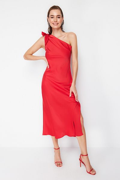 Trendyol Collection Elegantes rotes Abendkleid aus Satingewebe – TPRSS24EL00092 mit Ärmeldetail