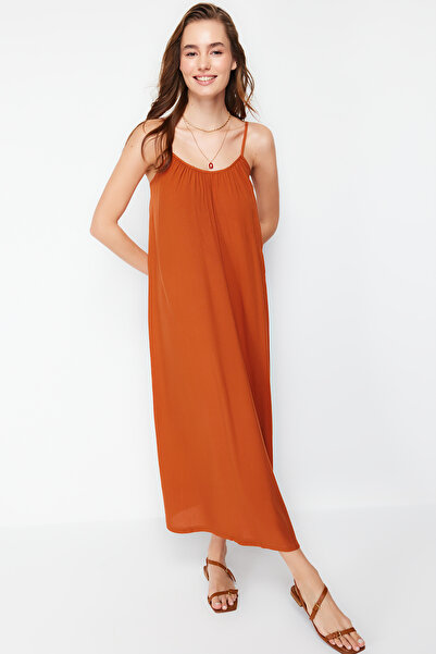 Trendyol Collection Maxi tkané šaty s viskózovým páskem hnědého/rovného střihu TWOSS22EL00068