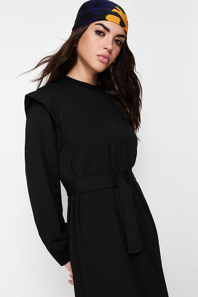 Trendyol Modest Černé páskové pletené šaty s detailem na ramenou TCTSS24EB00120