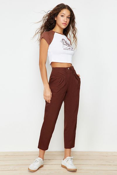 Trendyol Collection Braune, gewebte Hose mit Karottenmuster und detaillierten Streifen aus Baumwolle TWOAW22PL0342