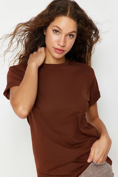 Trendyol Collection Übergroßes braunes Strick-T-Shirt mit Rundhalsausschnitt – 100 % Baumwolle TWOSS20TS0134