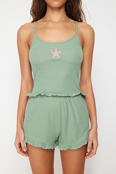 Trendyol Collection Zelená hvězda vyšívaný volánkový provazový popruh pletené pyžamo s žebrovanými šortkami THMSS24PT00130