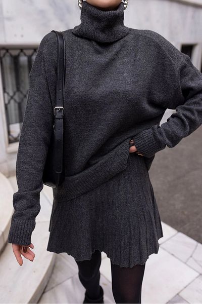Laluvia Anthrazitfarbenes Strickset mit Faltenrock und Rollkragenpullover