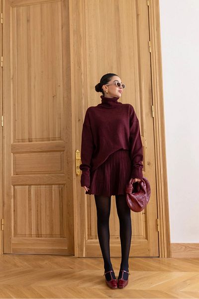 Laluvia Burgunderrotes Strickset mit Faltenrock und Halspullover