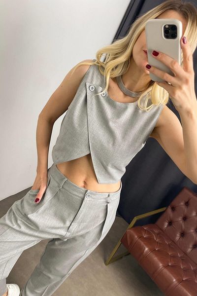 Sue Store Set de pantaloni cu vestă cu nasturi gri cu tăietură asimetrică