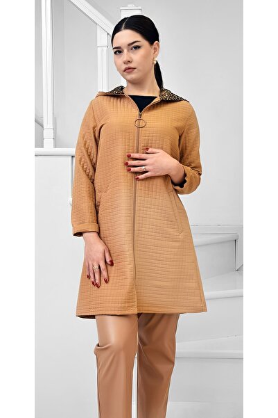 Ecem Kasab Boutique قبعة سيلينا مبطنة بغطاء للرأس ومزينة بالترتر باللون البيج