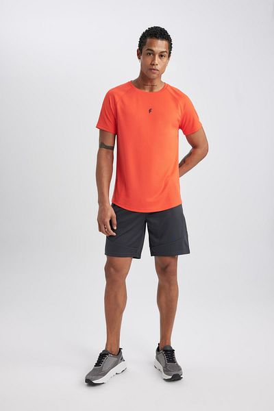 DeFacto Fit Slim Fit Kragen bedrucktes Sportärmel-Kurz-T-Shirt V2887az24sp