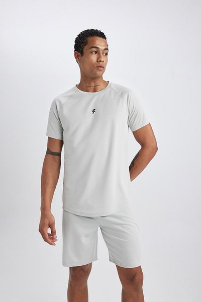DeFacto Fit Slim Fit Rundhals-Sport-T-Shirt mit Aufdruck V2887az24sp
