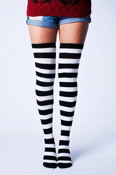 Design Socks Дамски черно-бели раирани памучни чорапи над коляното - Моделирани чорапи
