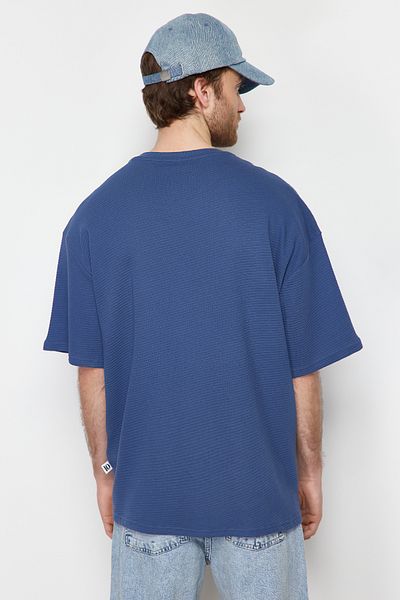Kolekcia Trendyol Indigové oversize bavlnené tričko s textúrou – TMNSS24TS00078