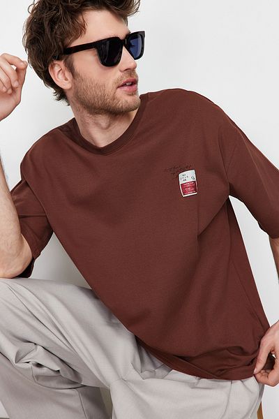 Trendyol Collection Oversize καφέ βαμβακερό μπλουζάκι - Κείμενο τυπωμένο με ετικέτες TMNSS24TS00090