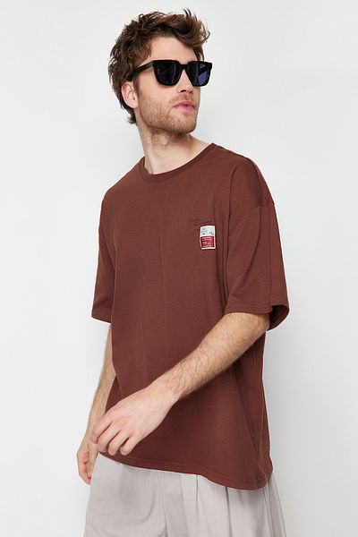 Trendyol Collection Oversize καφέ βαμβακερό μπλουζάκι - Κείμενο τυπωμένο με ετικέτες TMNSS24TS00090