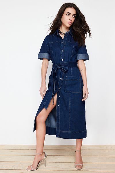 Trendyol Collection Blaues Maxikleid aus Denim mit Gürtel TWOSS24EL00531