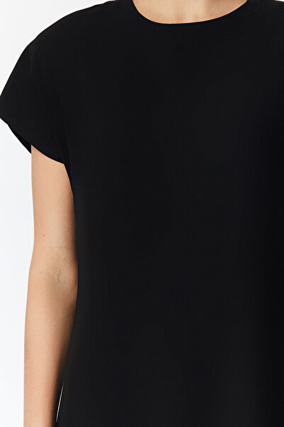 Trendyol Collection Černé tkané midi šaty rovného střihu s krátkým rukávem TWOSS24EL00455