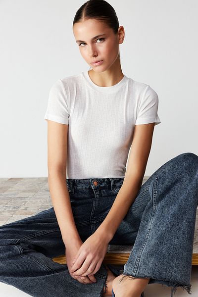 Trendyol Collection Ecru Speciální texturovaný tyl Slim Krátký rukáv Stojánek Límec Pletené tělo TWOSS24BD00023