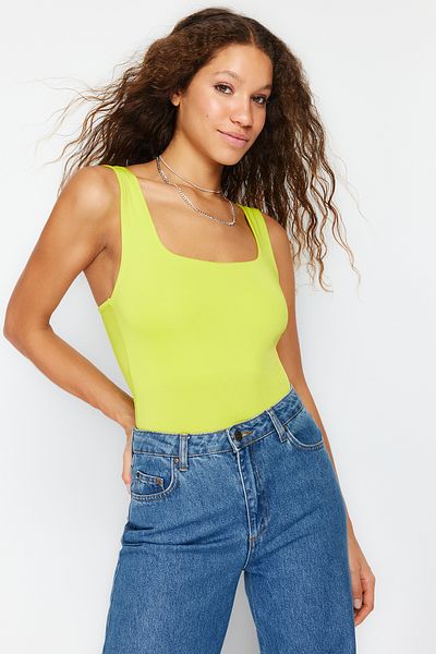 Trendyol Collection Limettenfarbener, körperbetonter Body mit Rückenausschnitt, flexibler Strickbody mit quadratischem Kragen und Druckknöpfen TWOSS24BD00026