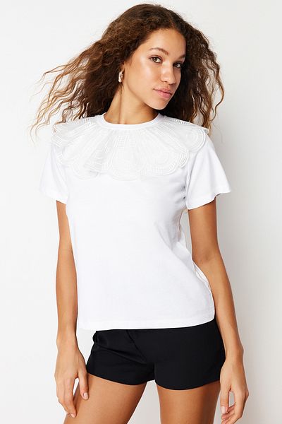 Trendyol Collection White Accessory Collar Detailed Regular Knitted T-Shirt TWOSS24TS00049