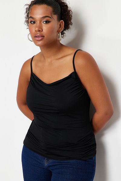 Trendyol Curve Schwarze Degaje-Strickbluse mit Kragen und Riemen TBSSS24AF00006