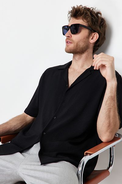 Trendyol Collection Letní oversize plátěná košile s krátkým rukávem – černá TMNSS24GO00019