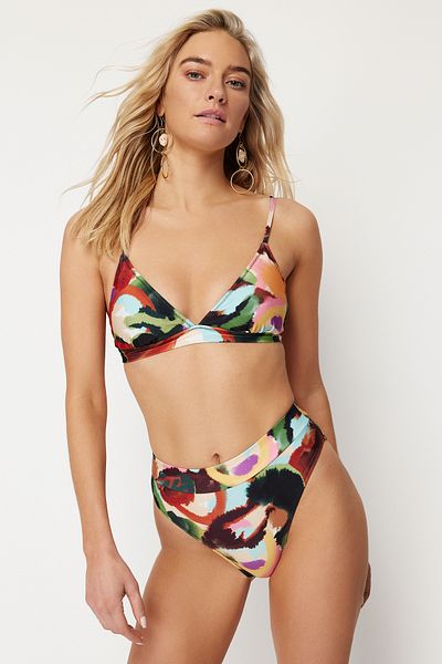 Trendyol Collection Hipster-Bikini-Set mit abstraktem Muster, Dreieck, hoher Taille und hohem Beinausschnitt TBESS22BT0016