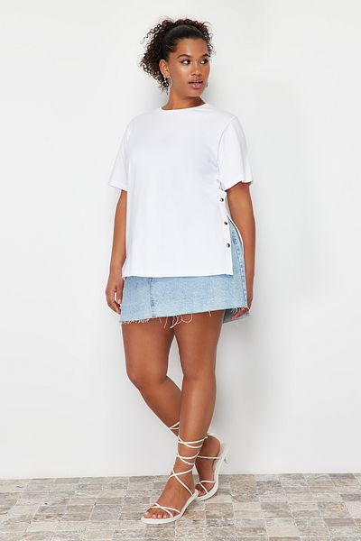 Trendyol Curve Boyfriend-Fit-T-Shirt in Übergröße mit seitlichem Druckknopfdetail, 100 % Baumwolle – TBBSS24BF00000