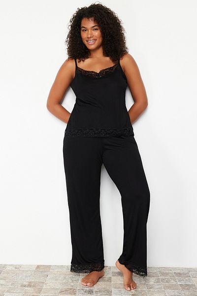 Trendyol Curve Schwarzes, detailliertes Strickpyjama-Set mit Spitze TBSSS24AI00000