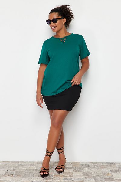 Trendyol Curve Boyfriend-Fit-T-Shirt aus 100 % Baumwolle in Übergröße mit grünem Kragen – TBBSS22TS1027