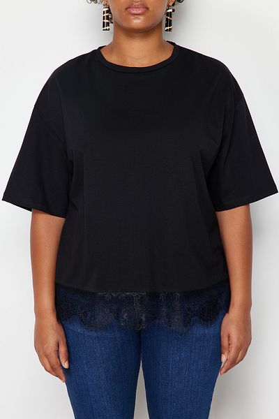 Trendyol Curve Schwarzes Baumwoll-T-Shirt mit Spitze - TBBSS24BF00009